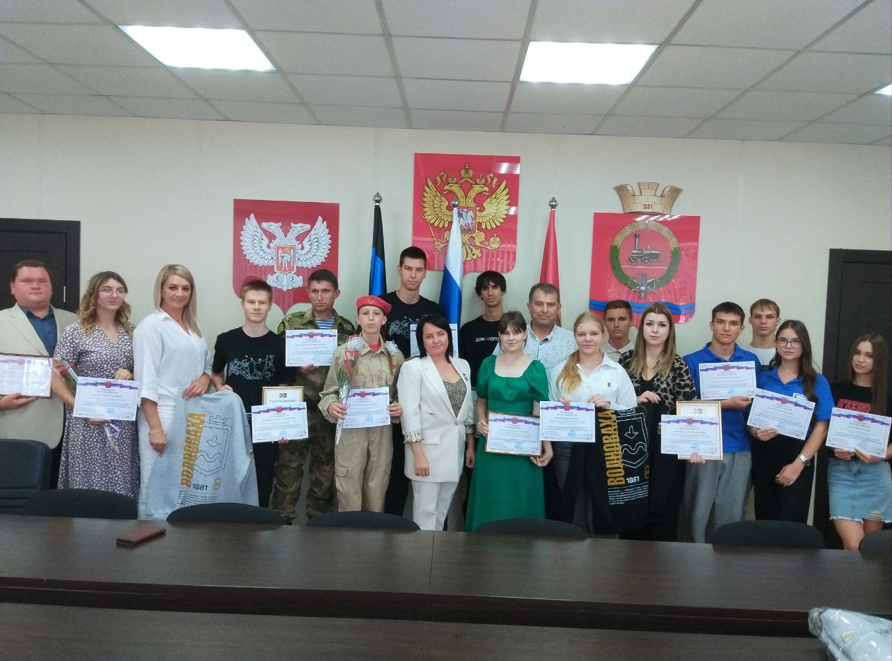Елена Снисаренко и Таймураз Арсоев вручили благодарности от Константина Зинченко активной молодежи Волновахского МО.