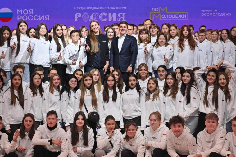 В Доме молодёжи на выставке "Россия" вместе с губернатором ЯНАО Дмитрием Артюховым пообщались со школьниками из ДНР, города Волновахи. В Доме молодёжи на выставке "Россия" вместе с губернатором ЯНАО Дмитрием Артюховым пообщались со школьниками из ДНР, города Волновахи.