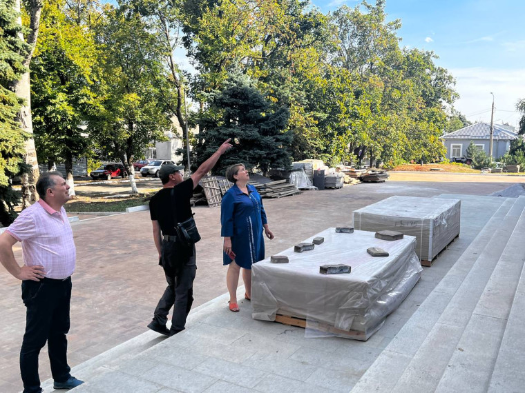 Председатель Волновахского муниципального совета Таймураз Арсоев и глава муниципального образования Волновахский МО Константин Зинченко проверили ход восстановления МБУ "Волновахский районный Дворец культуры им. В.А. Жоги" АВР. Председатель Волновахского муниципального совета Таймураз Арсоев и глава муниципального образования Волновахский МО Константин Зинченко проверили ход восстановления МБУ "Волновахский районный Дворец культуры им. В.А. Жоги" АВР.