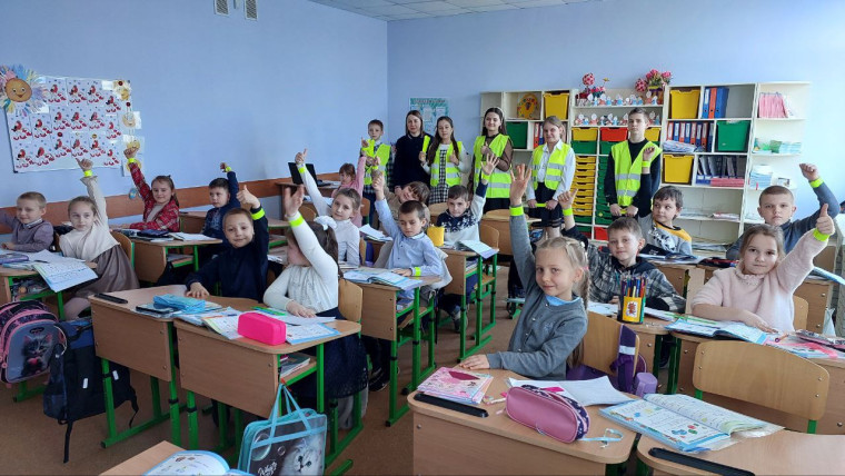 Сотрудники ГИБДД совместно с отрядом ЮИД «Дорожный патруль» провели занятие для школьников. Сотрудники ГИБДД совместно с отрядом ЮИД «Дорожный патруль» провели занятие для школьников.