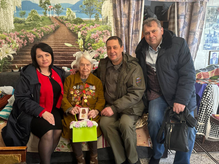 По поручению Президента Владимира Путина ветеранам округа вручили медаль «80 лет Победы в Великой Отечественной войне 1941–1945 гг.». По поручению Президента Владимира Путина ветеранам округа вручили медаль «80 лет Победы в Великой Отечественной войне 1941–1945 гг.».