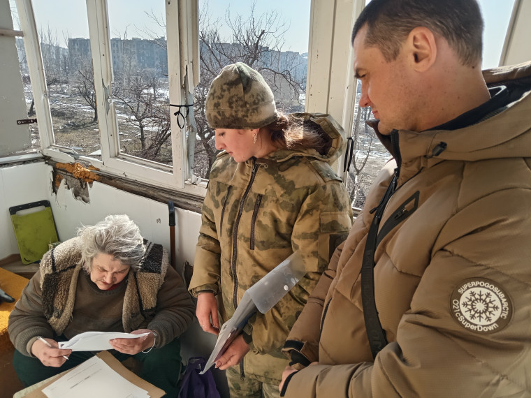 Новый этап жизни: жители Угледара получили российские паспорта. Новый этап жизни: жители Угледара получили российские паспорта.