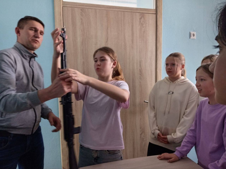 В ГБОУ Волновахская школа №2 идёт подготовка обучающихся к муниципальному этапу Всероссийской военно-патриотической игры "Зарница 2.0". В ГБОУ Волновахская школа №2 идёт подготовка обучающихся к муниципальному этапу Всероссийской военно-патриотической игры "Зарница 2.0".