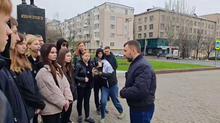 Глава ДНР Денис Пушилин: Для детей защитников Донбасса провел экскурсию, посвященную провозглашению ДНР в 2014 г. Глава ДНР Денис Пушилин: Для детей защитников Донбасса провел экскурсию, посвященную провозглашению ДНР в 2014 г.