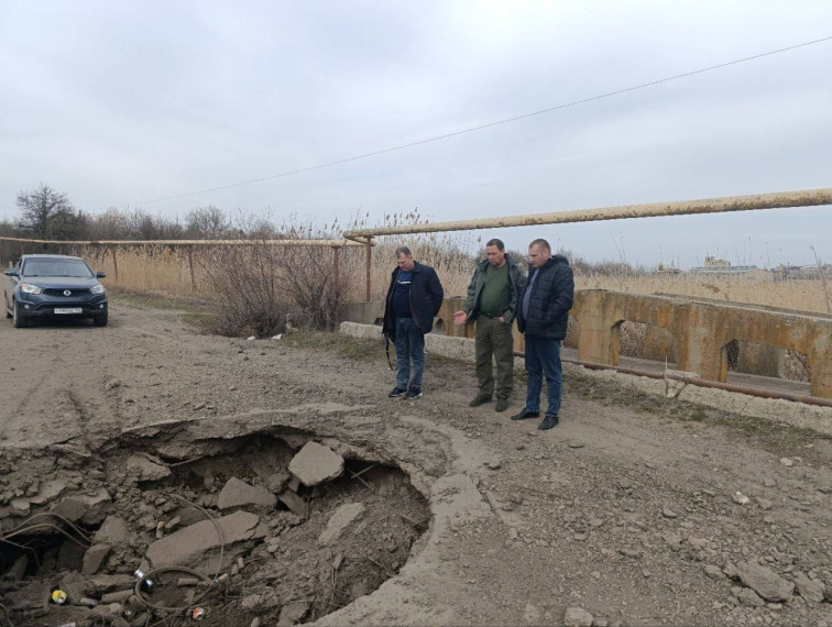 Глава муниципального образования Волновахский МО Константин Зинченко выехал в пгт Владимировка для обследования аварийного моста. Глава муниципального образования Волновахский МО Константин Зинченко выехал в пгт Владимировка для обследования аварийного моста.